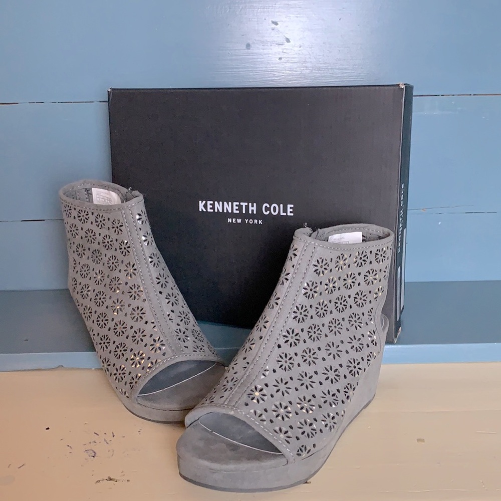 Kenneth Cole grey peep-toe wedges for kids